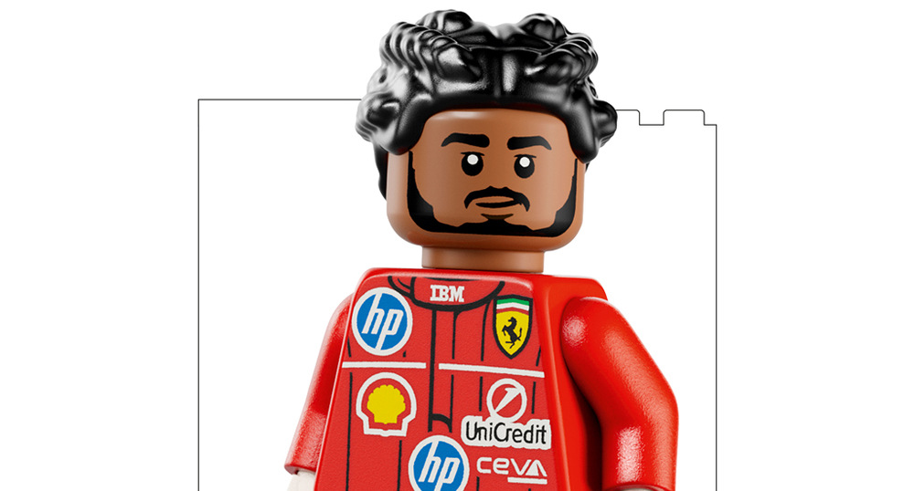 Stavebnice LEGO® Editions 43022 Helma Lewis Hamilton ze Scuderia Ferrari HP Helma měří 18 × 11 × 13 cm a můžete ji vystavit nebo kombinovat s dalšími modely inspirovanými F1.