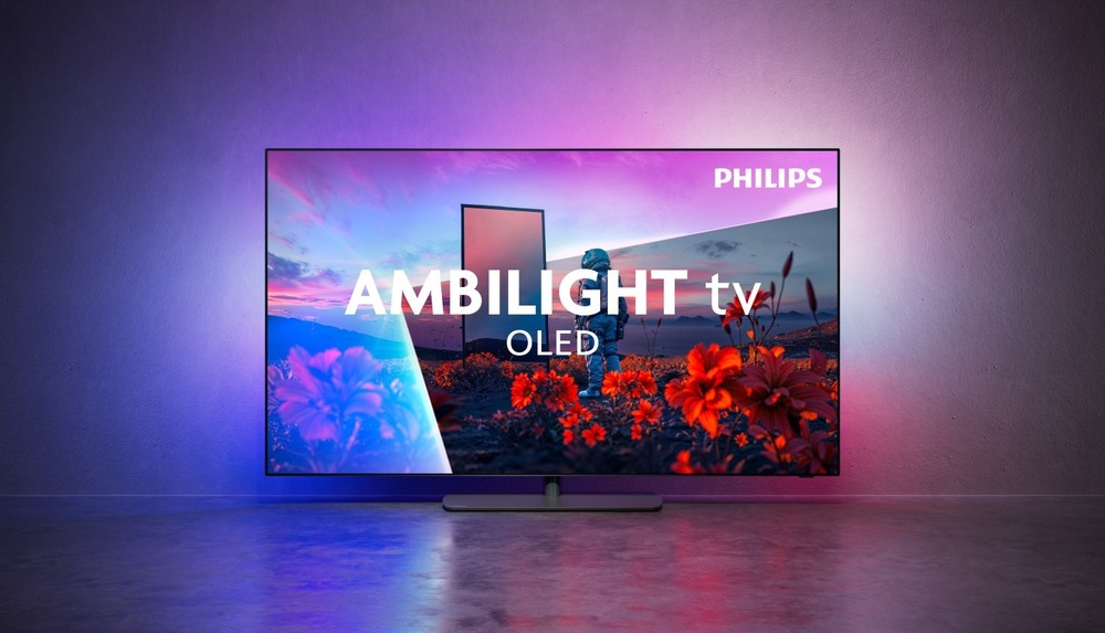 Philips Ambilight TV OLED811 v obývacím pokoji s barevným podsvícením stěny.