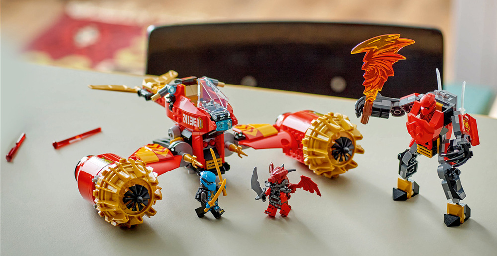 Stavebnice LEGO® NINJAGO® 71830 Kaiův bouřný jezdec a robot Nyina motorka má pohyblivá křídla a dva vystřelovače pro vzdušné útoky.