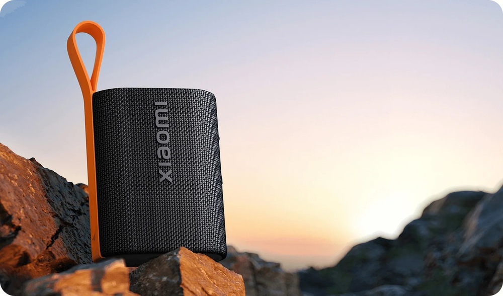 Přenosný reproduktor Xiaomi Sound Pocket růžový Outdoorový pohled na Xiaomi Sound Pocket na skále