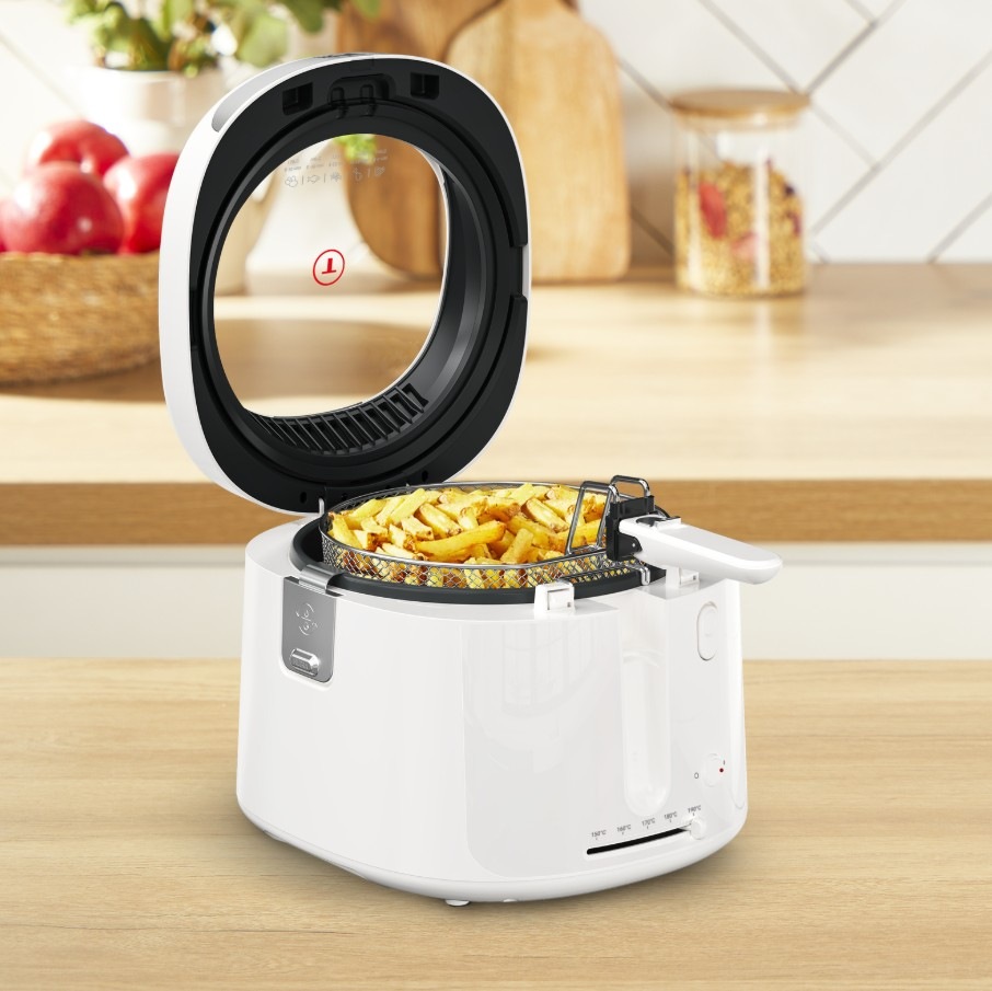 Otevřená Fritéza Tefal Filtra Vision, FF2541E0 s čerstvě usmaženými hranolkami