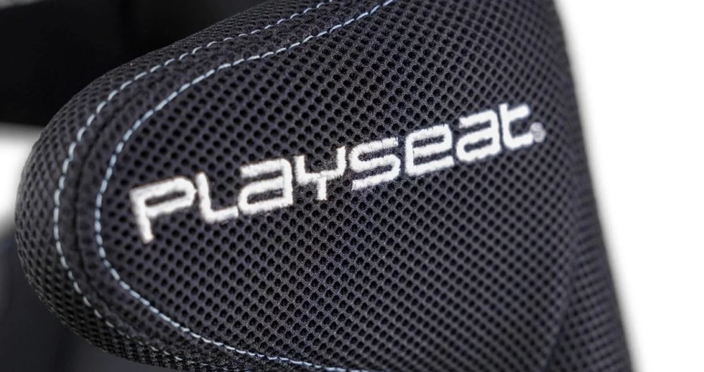 Detail na stabilizátor hlavy sedadla závodního kokpitu v černé barvě potažené prodyšnou látkou ActiFit s vyšitým logem Playseat..
