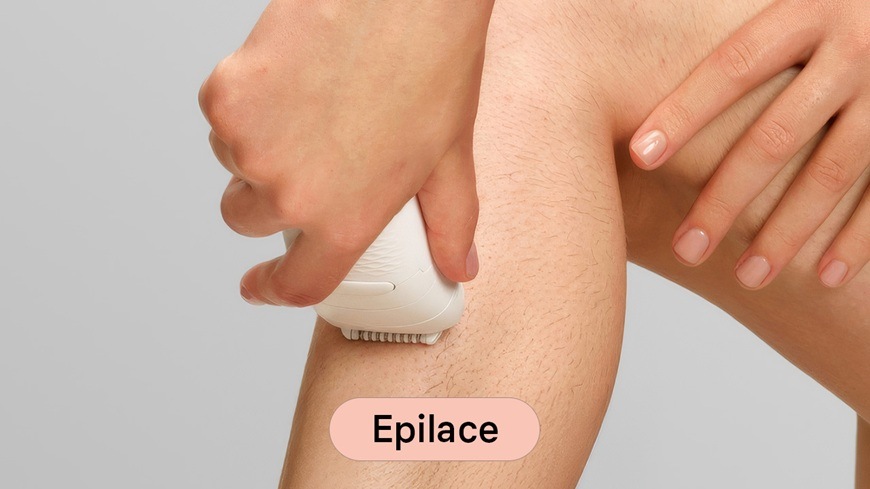 Žena drží v ruce epilátor Braun Silk-épil 5 SE5-011 a epiluje si s ním lýtko.