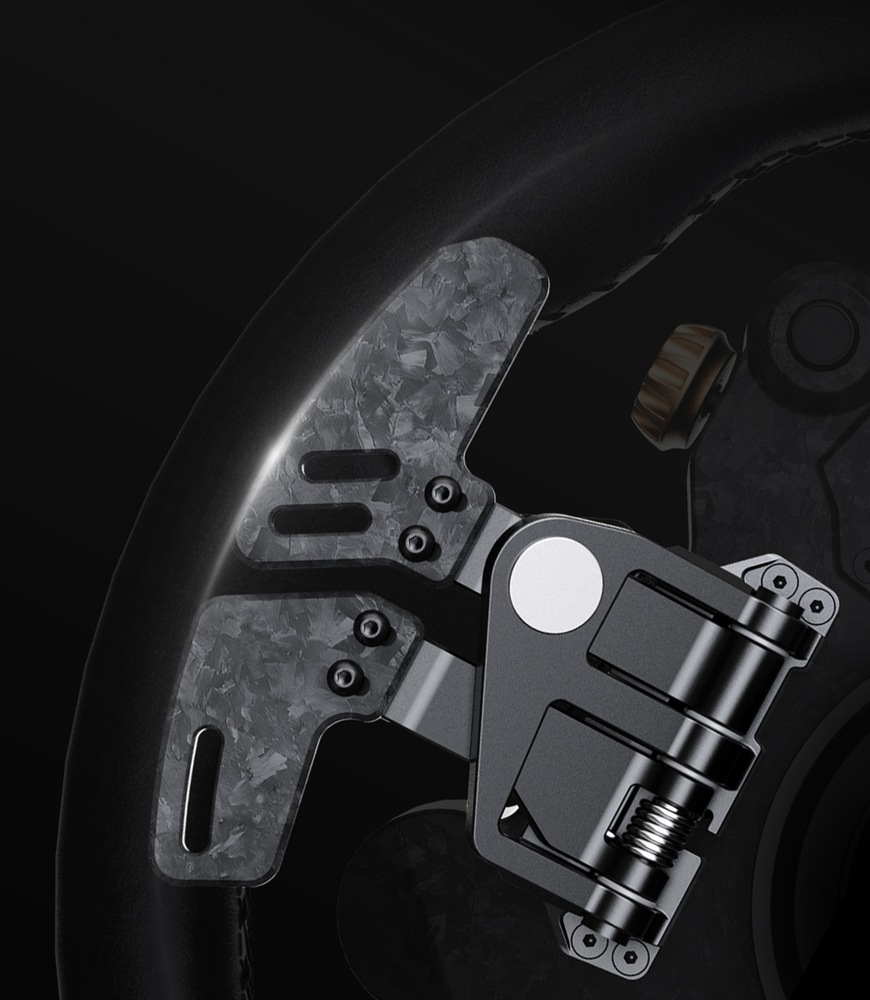 Volant Moza Racing CS Pro hliník Detailní záběr na karbonové pádlo řazení a mechanismus na tmavém pozadí.