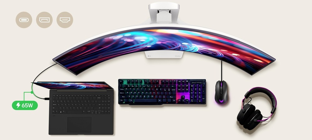 Monitor LG 45GX90SA-B černý Zakřivený monitor zobrazující zářivé abstraktní barvy, připojený k černému notebooku, RGB klávesnici, myši a sluchátkům. Zobrazuje se ikona nabíjení 65 W.