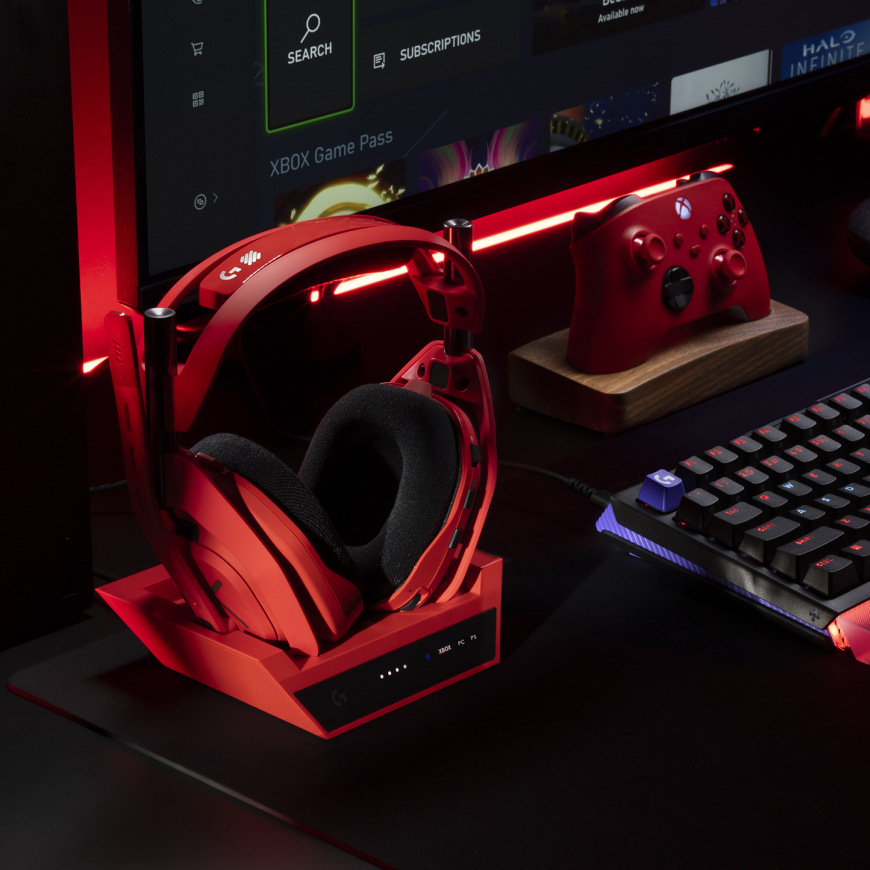 Detail headsetu Logitech G A50 X LIGHTSPEED v herní sestavě s ovladačem, monitorem a klávesnicí