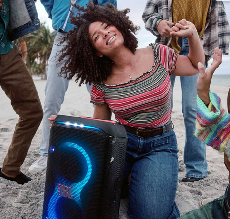 Party reproduktor JBL PARTYBOX CLUB 120 můžete ovládat pomocí aplikace