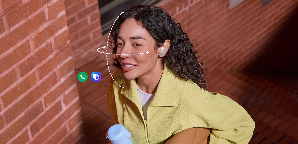 Sluchátka Samsung Galaxy Buds4 černá Usměvavá žena se sluchátky Samsung Galaxy Buds4 v uších a ilustrací ovládání gesty hlavou