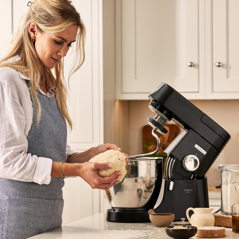Hnětení těsta s kuchyňským robotem Kenwood KVL87.003BK Chef XL Pro