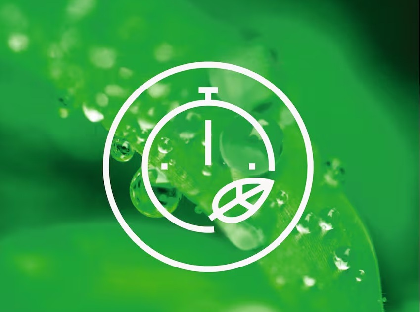 Symbol TImeSave. V pozadí detail na orosený list.