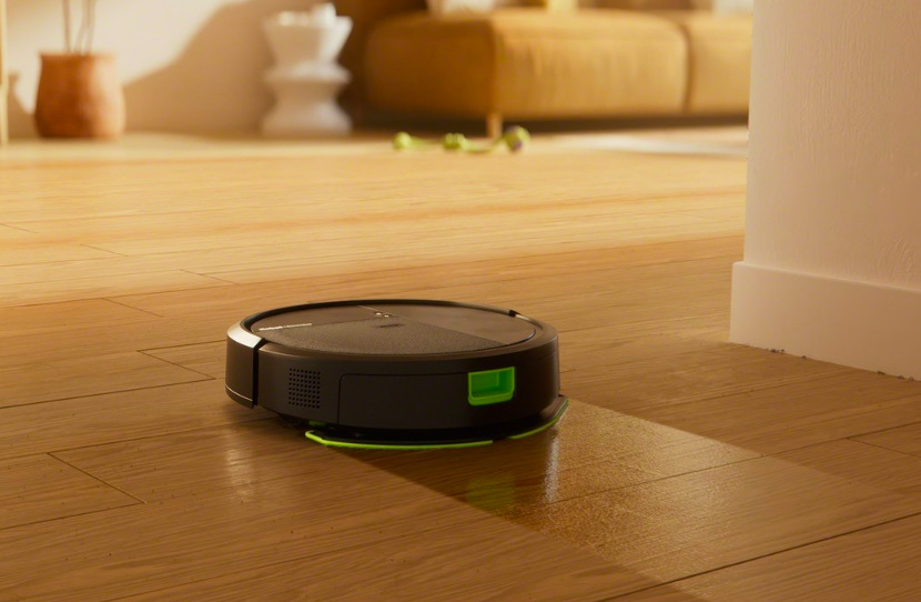 iRobot Roomba 115 Combo vytírá dřevěnou podlahu mikrovláknovou mopovací podložkou