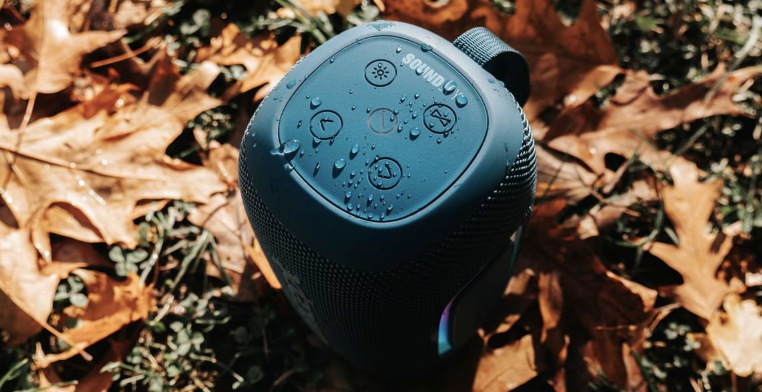Detail horních tlačítek reproduktoru Concept SoundJoy BR5022 pokrytých kapkami vody