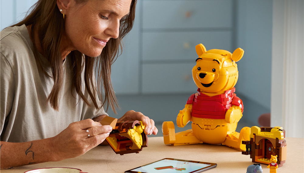Stavebnice LEGO® │ Disney 43300 Medvídek Pú Otevírací nádoba na med ukrývá dvě místnosti s Púem a Ijáčkem, zatímco pohyblivé části mění jeho pózy.