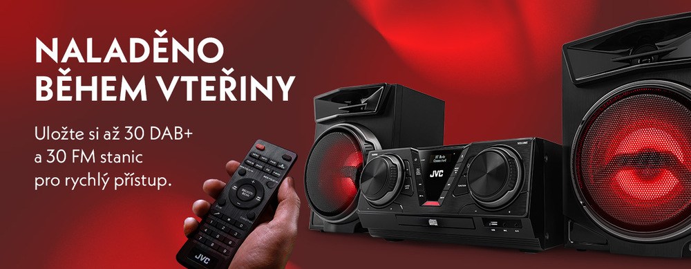 Produktový banner pro audiosystém JVC MX-E325B-DAB s dálkovým ovladačem v ruce a červeně podsvícenými reproduktory. Text v obrázku: NALADĚNO BĚHEM VTEŘINY. Uložte si až 30 DAB+ a 30 FM stanic pro rychlý přístup