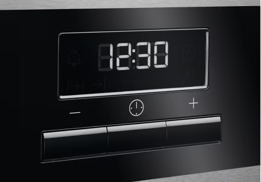 Displej s časem s ovládáním na troubě Electrolux.