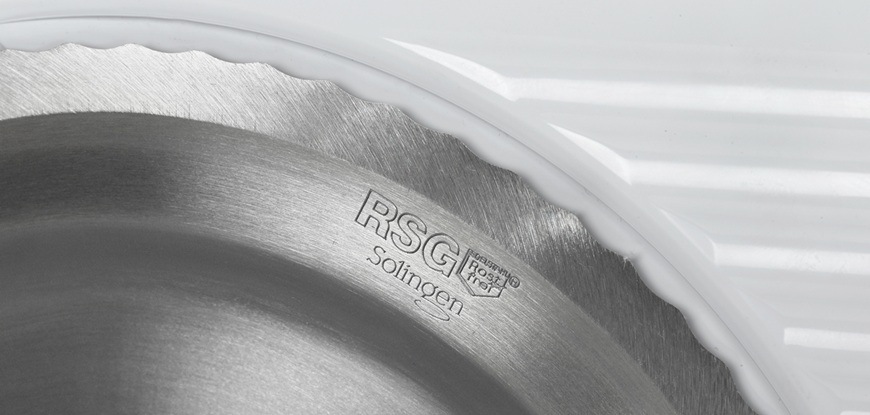 Detailní záběr na zoubkovaný nerezový kotouč s vysoce kvalitní čepelí Solingen.