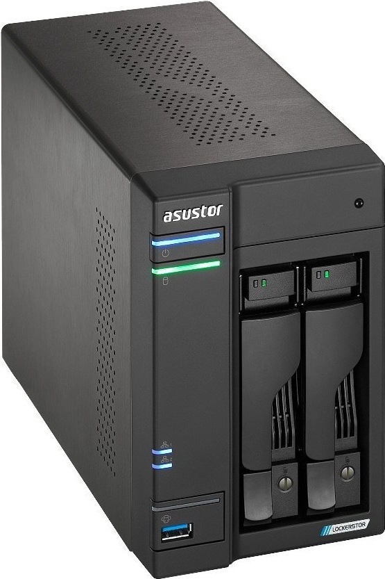Černé dvoušachtové NAS Asustor Lockerstor z bočního úhlu. Vepředu jsou dva výsuvné sloty pro disky, logo Asustor, barevné stavové kontrolky a modrý USB port, nahoře i na boku jsou větrací otvory.