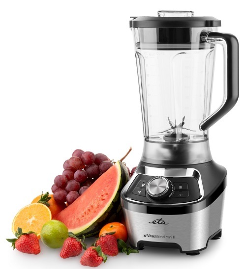 Stolní mixér ETA Vital Blend Mini II v nerezovém provedení s tritanovou nádobou, obklopený čerstvým ovocem jako jsou jahody, hrozny, meloun a citrusy