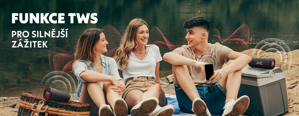 Skupina přátel na pikniku u vody využívá funkci TWS pro propojení dvou Bluetooth reproduktorů JVC XS-E325B. Grafické znázornění šíření prostorového zvuku s nápisem „Funkce TWS pro silnější zážitek“