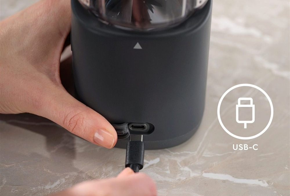 Detail na USB-C kabel a nabíjecí zástrčku na mixéru Electrolux.