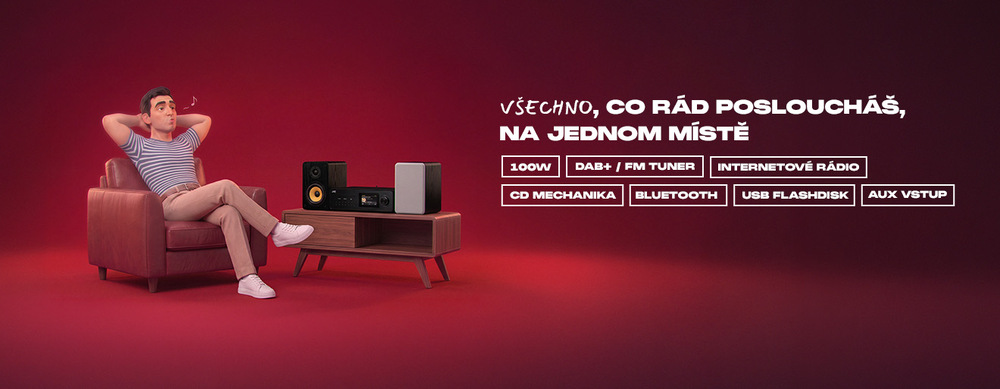 Hi-Fi mikrosystém JVC MX-E455B na stolku vedle odpočívajícího muže v křesle. Parametry: výkon 100 W, DAB+ / FM tuner, internetové rádio, CD mechanika, Bluetooth, USB a AUX vstup.