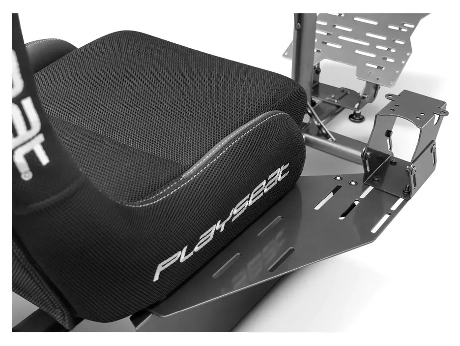 Držák Playseat Gearshift holder - Pro černý Ilustrační záběr na křeslo Playseat s přidělaným držákem na řadicí páku v černé barvě na přední straně.