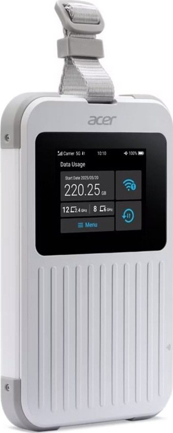 Router Acer Connect Enduro M6E Bílý mobilní hotspot Acer Connect Enduro M6E z předního bočního pohledu. Má dotykový displej se stavem 5G připojení, vroubkovaný přední panel, šedé ochranné hrany a látkové poutko nahoře.