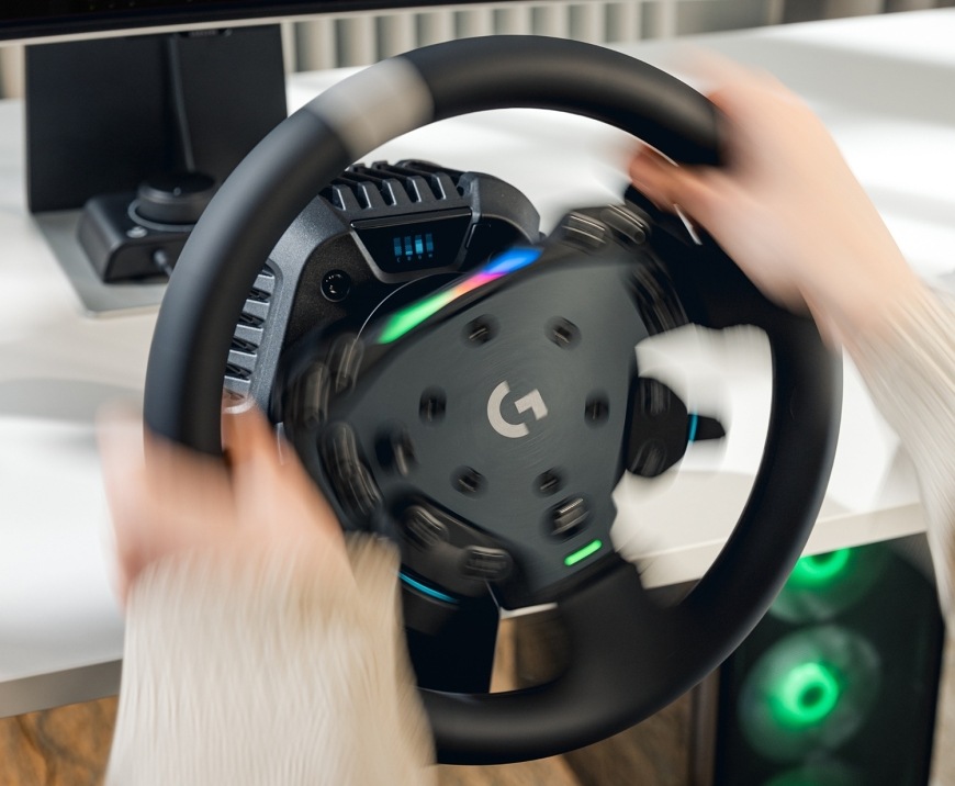 Volant Logitech RS50 System - PC černý Logitech RS50 System při dynamickém řízení se zapnutým RGB indikátorem