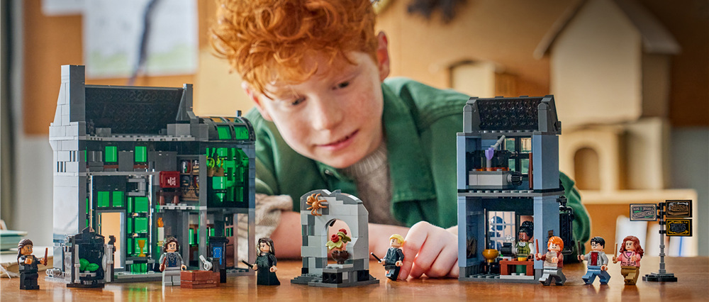 Stavebnice LEGO® Harry Potter™ 76471 Kouzelnické obchody v Obrtlé ulici Kotlíky, kouzla a pořádná dávka fantazie – Obchod Madam Potageové nabízí kotlíky a prostor pro vlastní kouzelné lektvary.