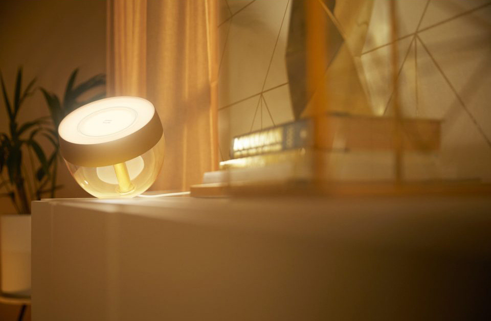 Stolní LED lampička Philips Hue Iris Gold Special Edition zlatá