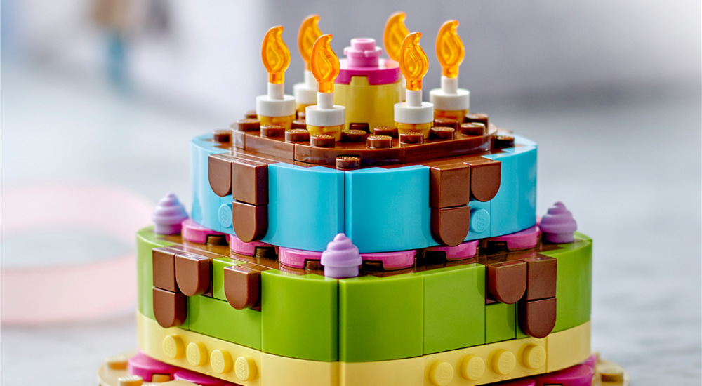 Stavebnice LEGO® Iconic 40815 Narozeninový dort Děti mohou dort opakovaně zdobit různými kombinacemi a procvičit si při tom trpělivost i soustředění.