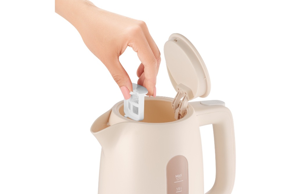 Rychlovarná konvice Sencor SWK 1733RS 1,7 l růžová/béžová Žena vkládá filtr do konvice