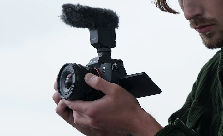 Objektiv Sony E 10-20 mm f/4 PZ G černý Snímek muže natáčejícího videoklip a ovládajícího páčku zoomu objektivu E PZ 10-20mm F4 G