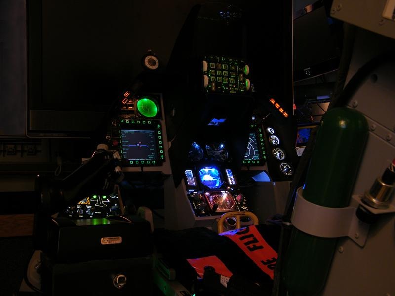 Navigační panel Thrustmaster MFD Cougar Pack - replika US Air Force F-16 MFD Navigační panel Thrustmaster MFD Cougar Pack - replika US Air Force F-16 MFD
