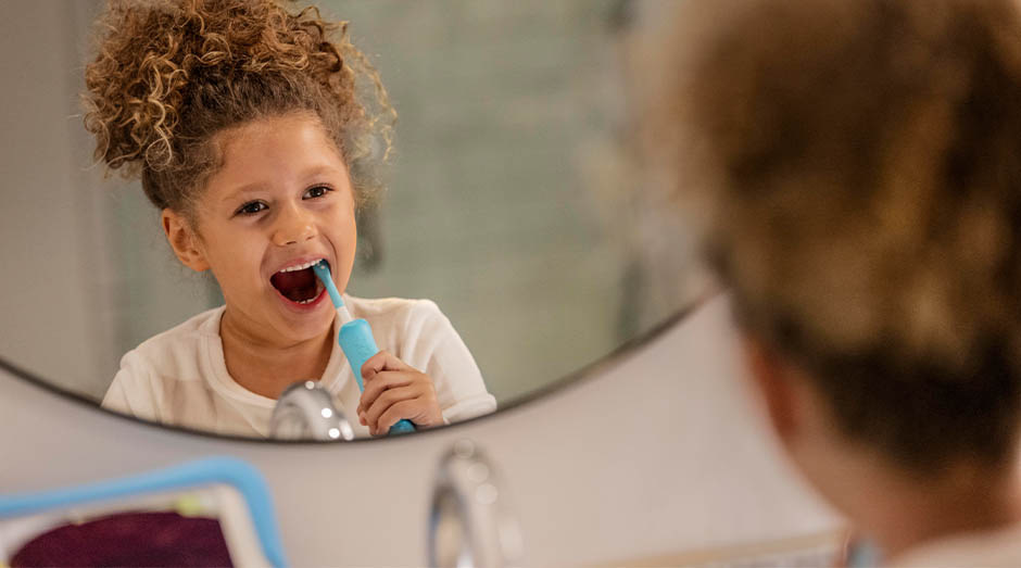 Zubní kartáček Philips Sonicare For Kids HX6322/04 bílý/zelený Philips HX6322/04 Sonicare For Kids