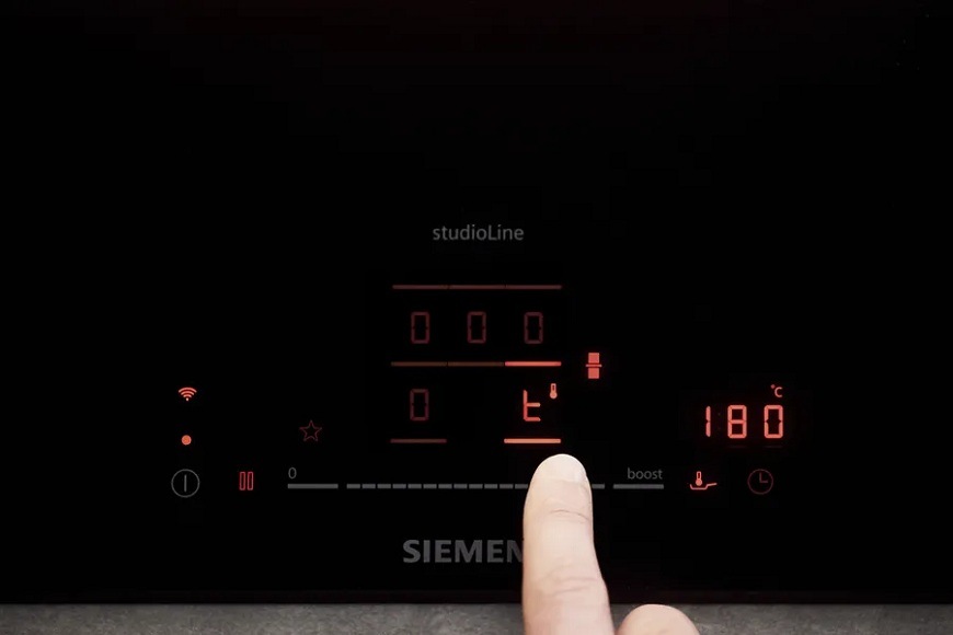 Indukční varná deska Siemens iQ300 EH61ABFB5E Matt Edition černá Prst nastavující funkci pauza na varné desce Siemens EH61ABFB5E