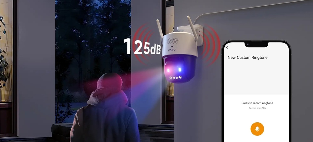 Venkovní IP kamera Imou Titan Pro je připevněná na fasádě domu a aktivuje světelný i zvukový alarm. Červené a modré světlo míří na osobu před domem, zatímco nápis 125 dB ukazuje hlasitost sirény. Vpravo je mobilní aplikace pro nahrání vlastní výstražné melodie.