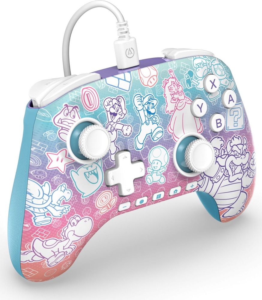 Na obrázku je drátový gamepad PowerA Advantage pro Nintendo Switch 2 z šikmého předního pohledu. Uprostřed je logo Nintendo Switch 2 a nahoře je zapojený kabel. Ovladač má dva analogové joysticky s vroubkovaným okrajem, směrový kříž, tlačítka A, B, X a Y a spodní řadu menších funkčních tlačítek. Na horní hraně jsou částečně vidět spouště a rukojeti mají texturovaný povrch pro pevnější držení.