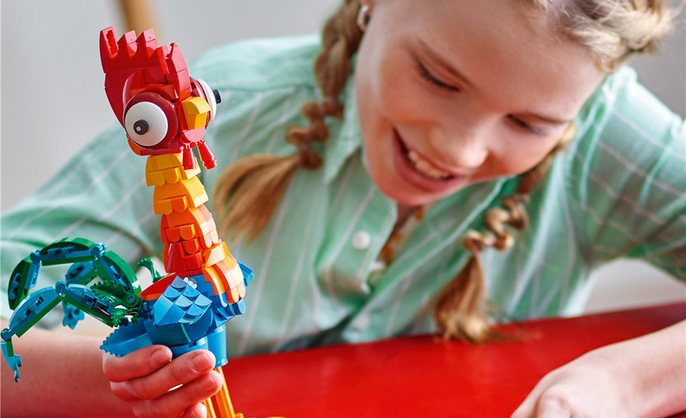 Stavebnice LEGO® │ Disney 43272 Heihei Ozdobný podstavec s květinami a cedulkou se jménem dodává modelu LEGO atraktivní výstavní podobu