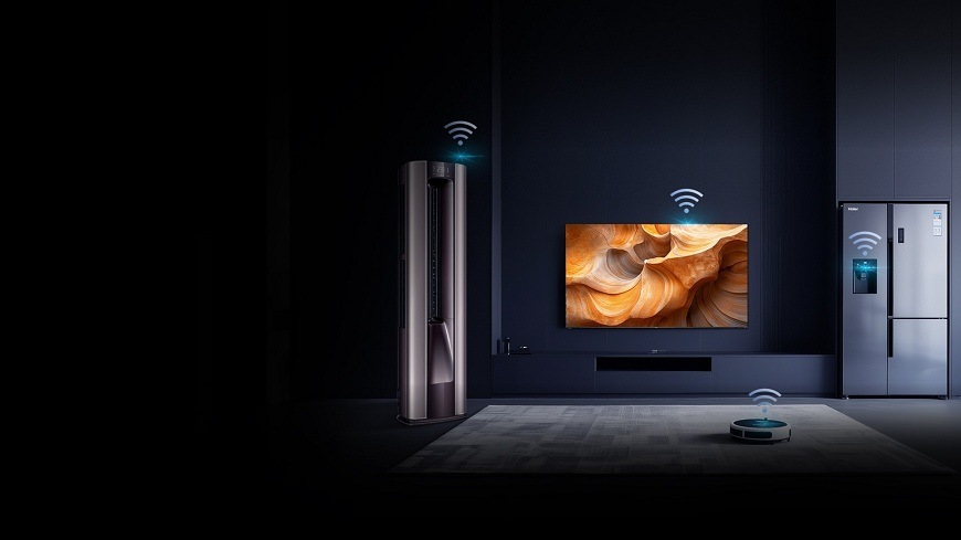 Televize Haier H75S80GUX různé kompatibilní spotřebiče kolem zapnuté tv haier