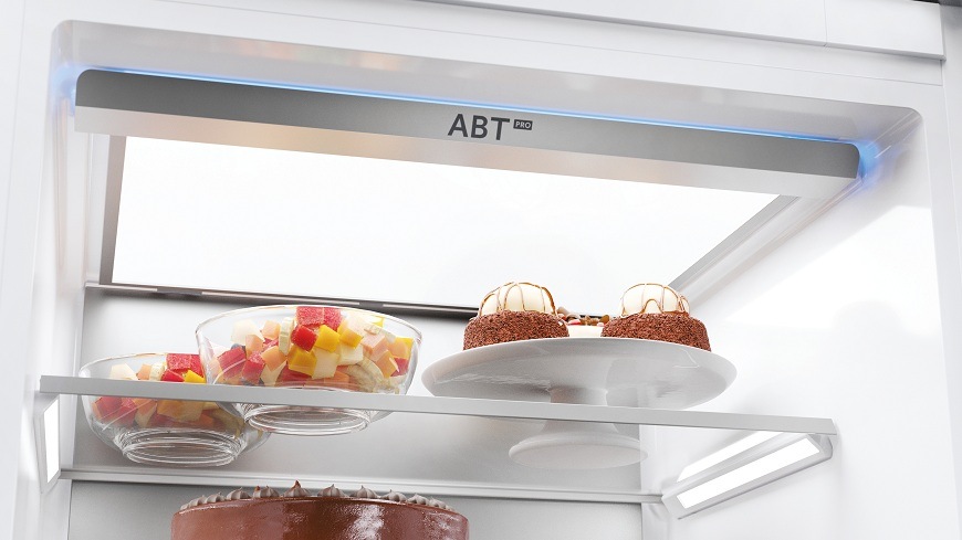 ABT modul na stropě vestavné chladničky haier ID Titanium 6 HMLT7518EW, na vrchní polici jsou zákusky