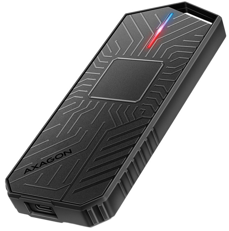 Na obrázku je černý externí box AXAGON GAME box zachycený šikmo zepředu. Má podlouhlý hranatý tvar s výrazným herním designem, na horní straně s reliéfním vzorem připomínajícím elektronické obvody. U horní hrany svítí úzký světelný prvek v červené a modré barvě a dole je vidět USB-C konektor.