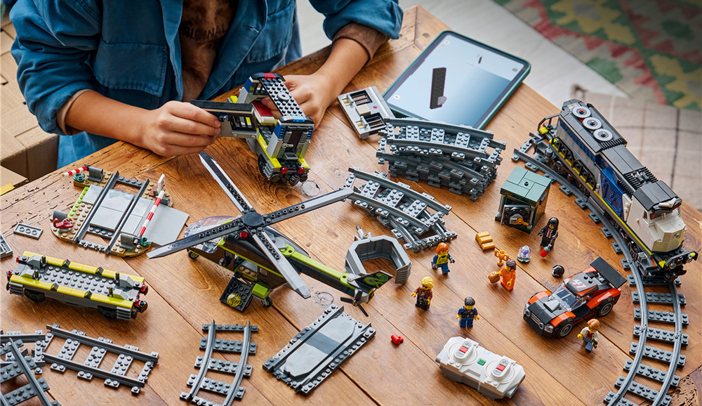 Postavte si motorizovaný vlak LEGO City se třemi vagóny, ovládejte ho a vydejte se na akční jízdu.