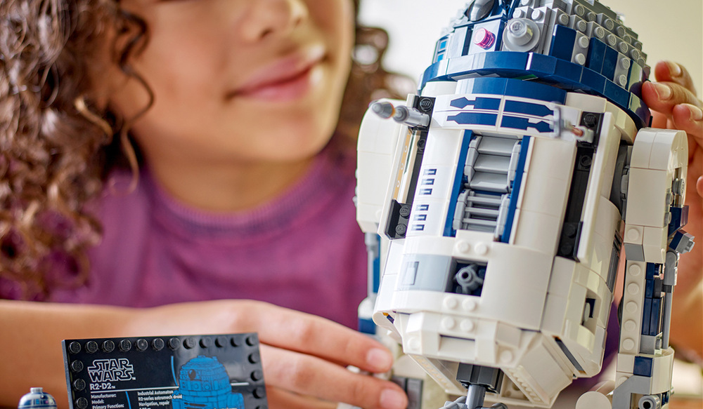 Stavebnice LEGO® Star Wars™ 75379 R2-D2™ Výstavku R2-D2 doplní informační štítek, podstavec s Darthem Malakem a figurka droida běžné velikosti.