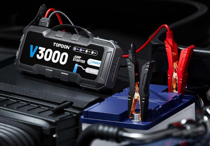 Startovací box TOPDON Jump Starter V3000 připojený ke svorkám při startování auta
