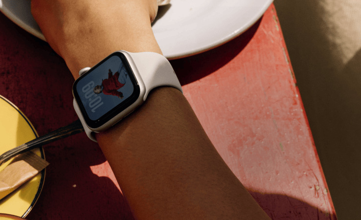 Chytré hodinky Apple Watch SE 3 GPS + Cellular 40mm hvezdně bílý hliník - hvezdně bílý sportovní řemínek -  M/L