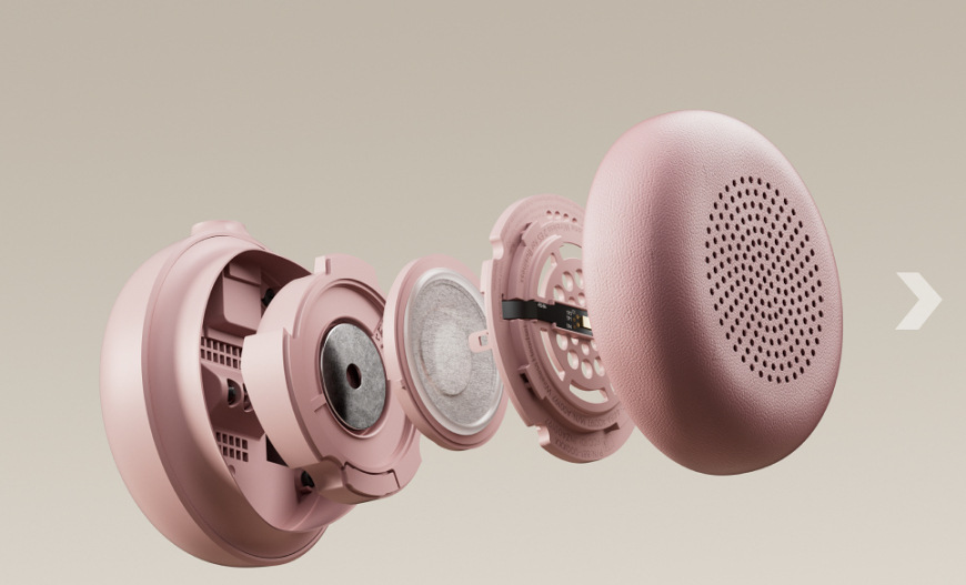 Headset Logitech Zone Wired 2 růžový Explodovaný detail náušníku headsetu Logitech Zone Wired 2 zobrazující vrstvy polstrování a akustické prvky pro vyvážený zvuk a pohodlí