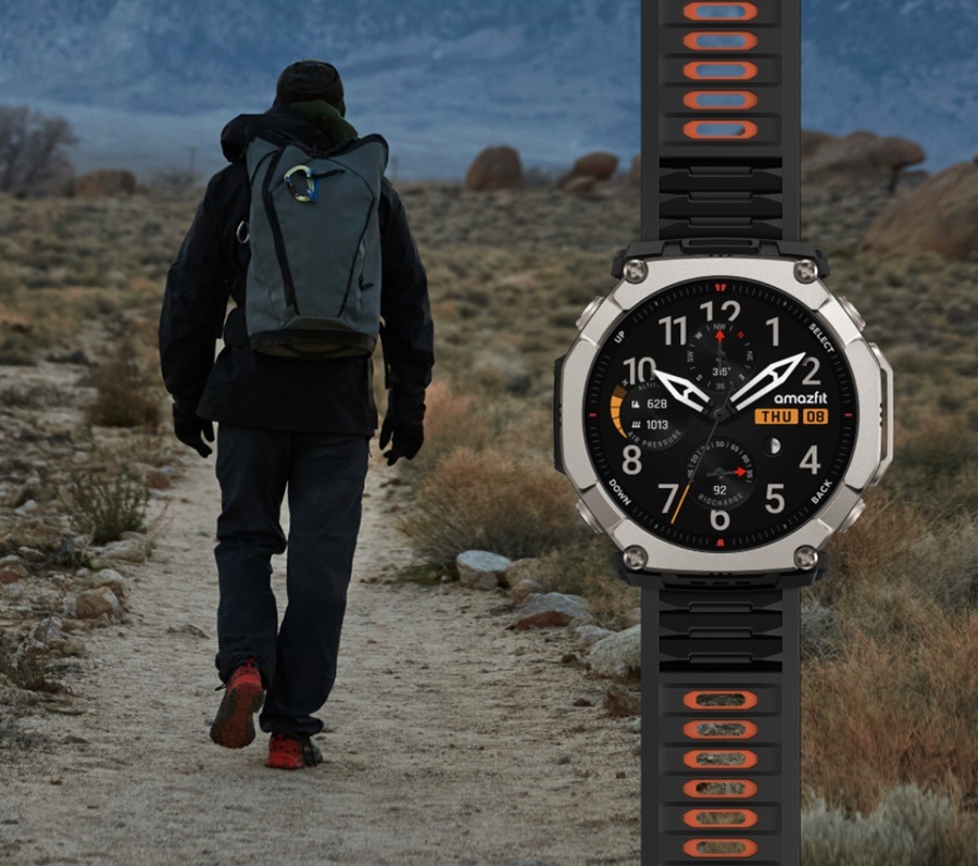 Chytré hodinky Amazfit T-Rex Ultra 2 černé Muž na turistice s hodinkami Amazfit T-Rex Ultra 2