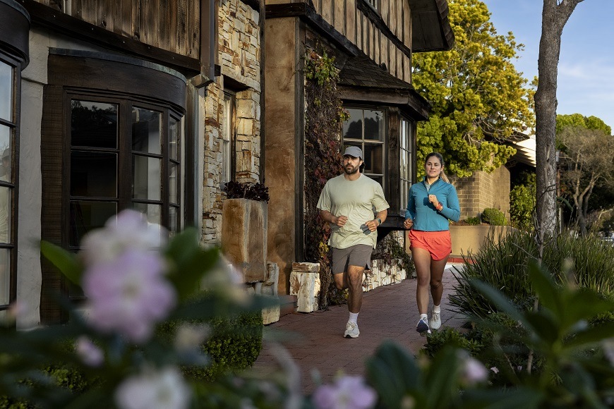 Lidé procházejí městem s hodinkami Garmin Forerunner 70