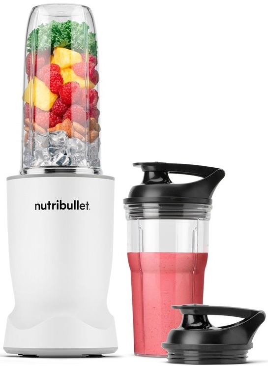 Osobní mixér NutriBullet s nádobou naplněnou ovocem a přenosným smoothie kelímkem.
